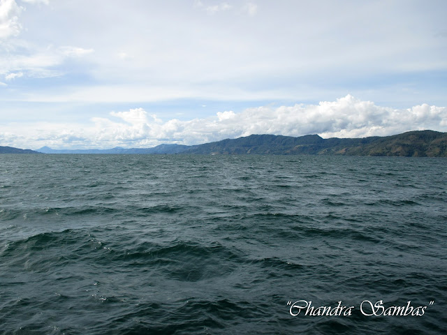 Menyeberangi Danau Toba