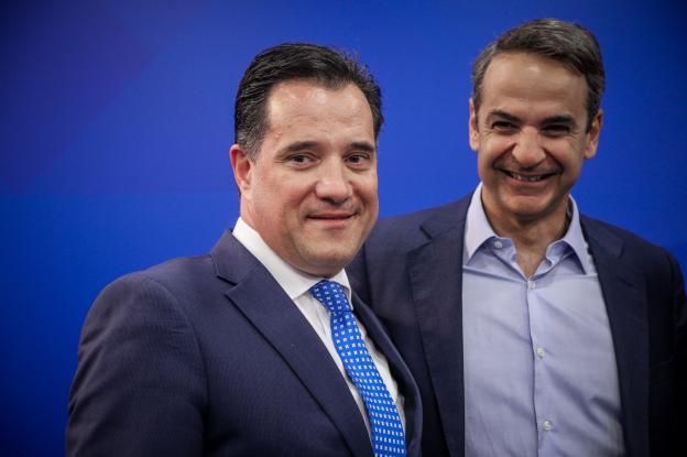 Ο Μητσοτάκης υποκλίθηκε (κατά λάθος) στον Άδωνι (Video)