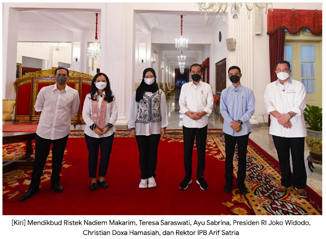 foto bersama peserta Bangkit, Joko Widodo, dan Nadiem Makarim