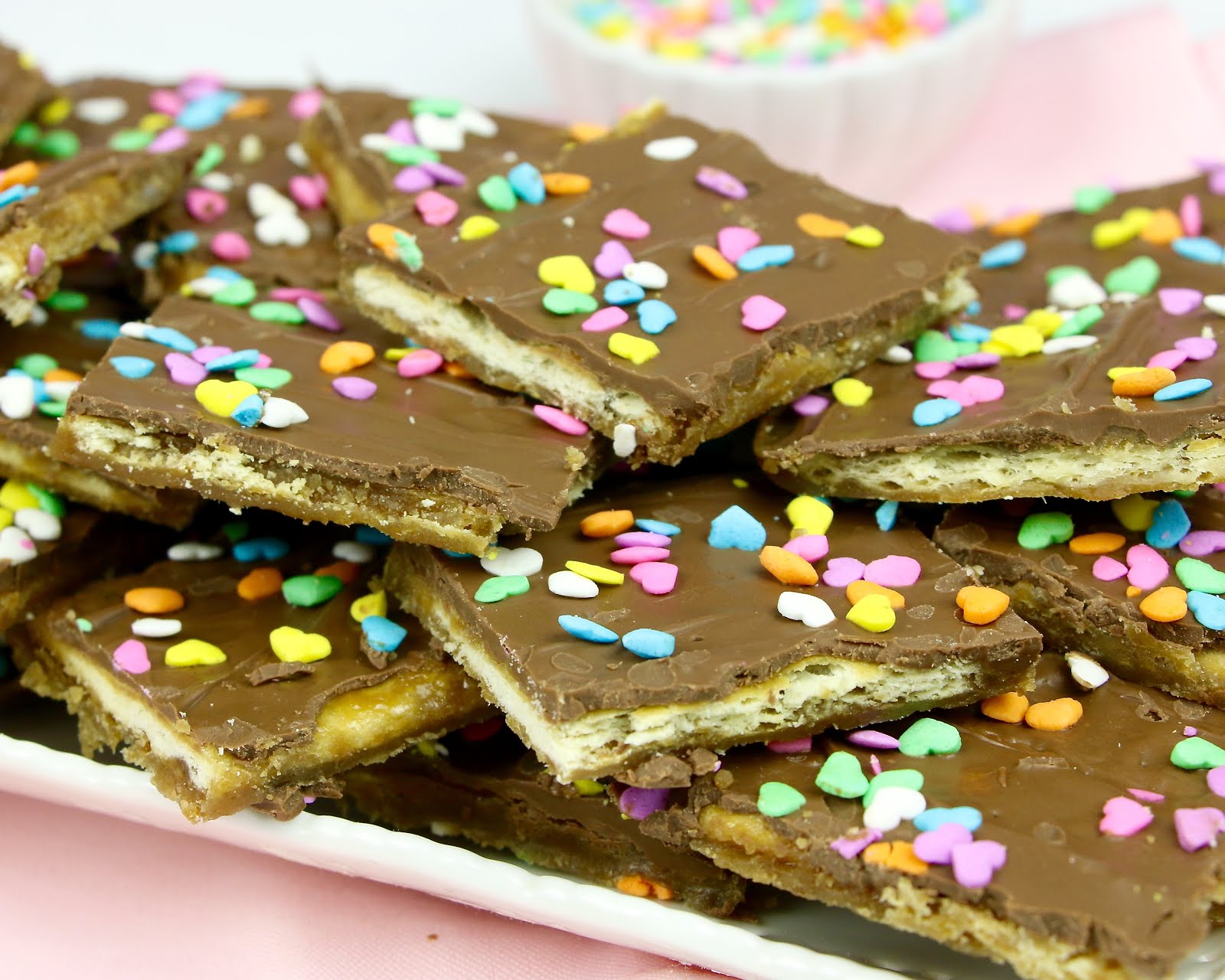 {VIDEO} EASY Chocolate Covered Saltine Toffee The Lindsay Ann