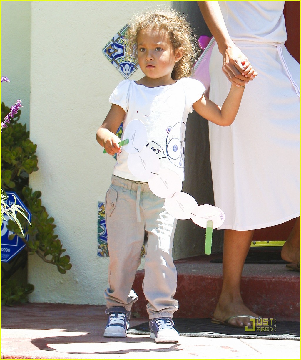 http://1.bp.blogspot.com/-9eTN4-ttfp8/TjrSWn08G4I/AAAAAAAAN_E/z01awK6jRMA/s1600/halle-berry-nahla-picked-up-from-school-18.jpg