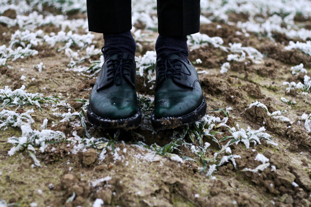 BLOG-MODE-HOMME-pull-cachemire-vert-american-vintage-churchs-leyton-chaussures-cuir-grine-cardigan-paysage-hiver-style-preppy-campagne-francais-dandy-jeune - 1 (1)