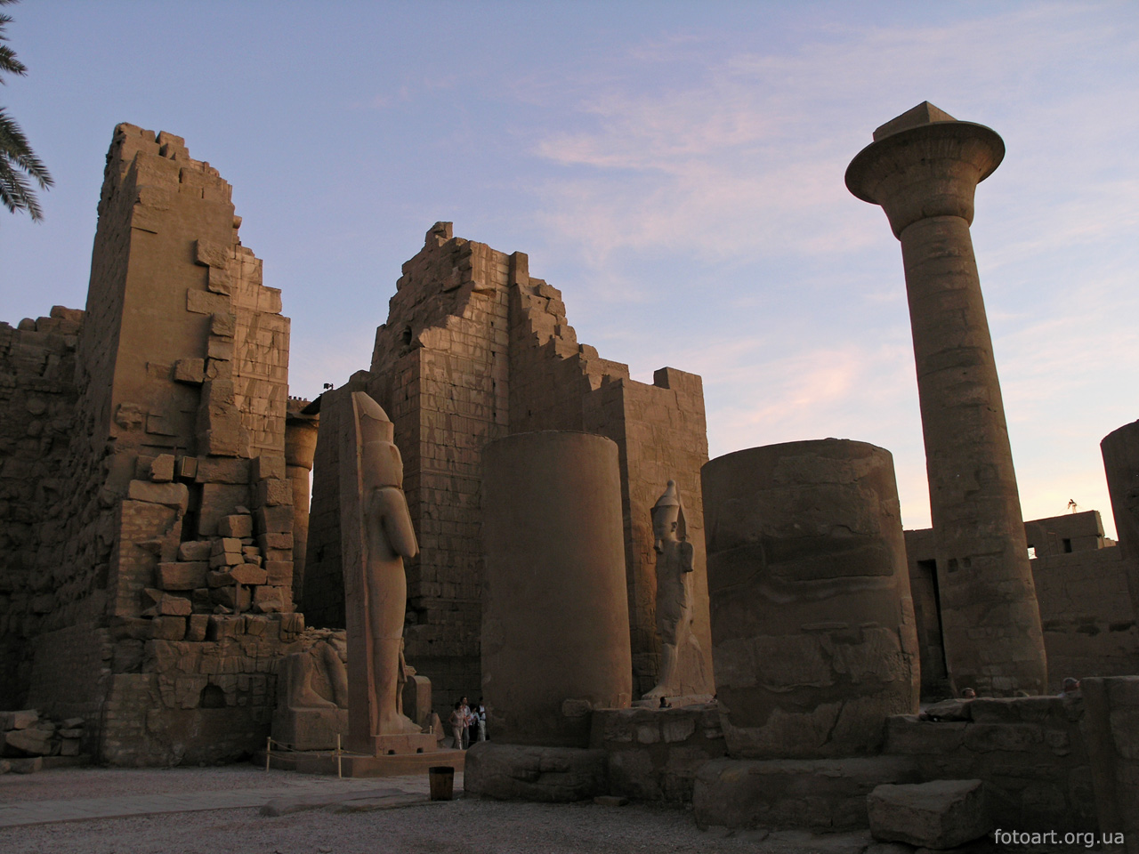 Название древних построек. Название древних построек. Узнай по фотографиям древние постройки подпиши их названия. Отметь тех сооружений которые посвящены богам древних народов. Мир древности египет греция рим.