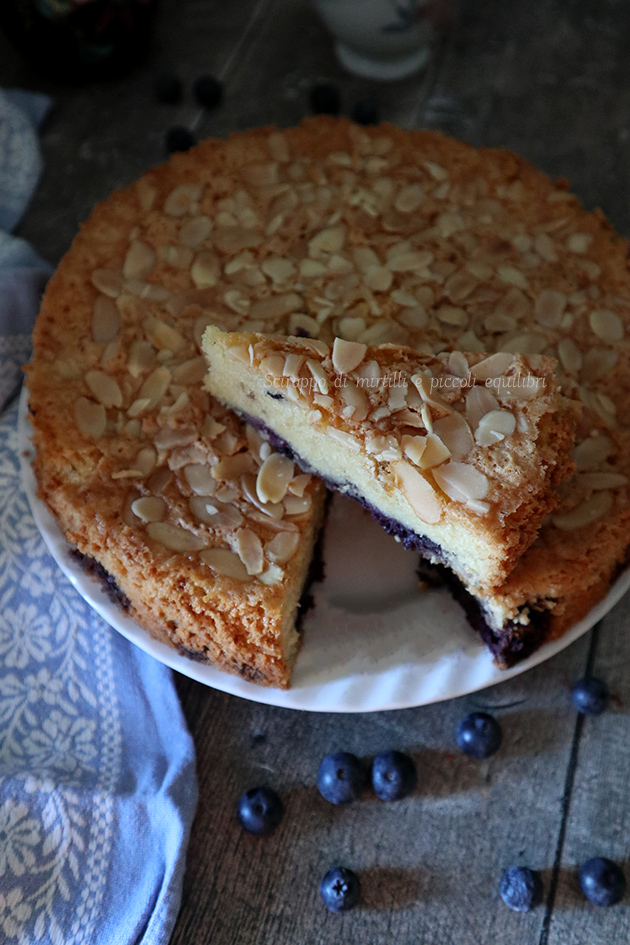 Torta cocco, mandorle e mirtilli