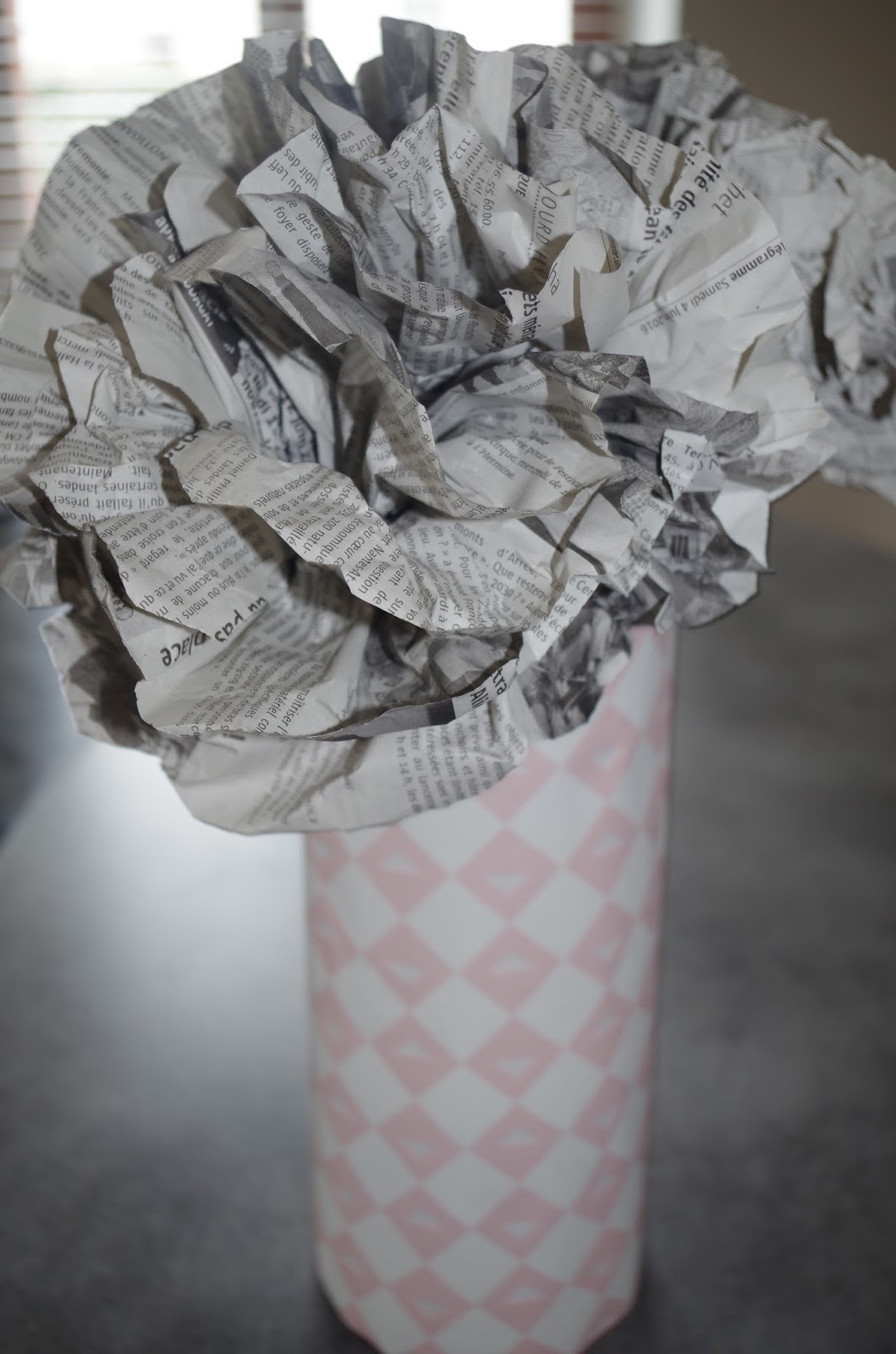 A Nous La Déco... Des vases en papier peint, des fleurs