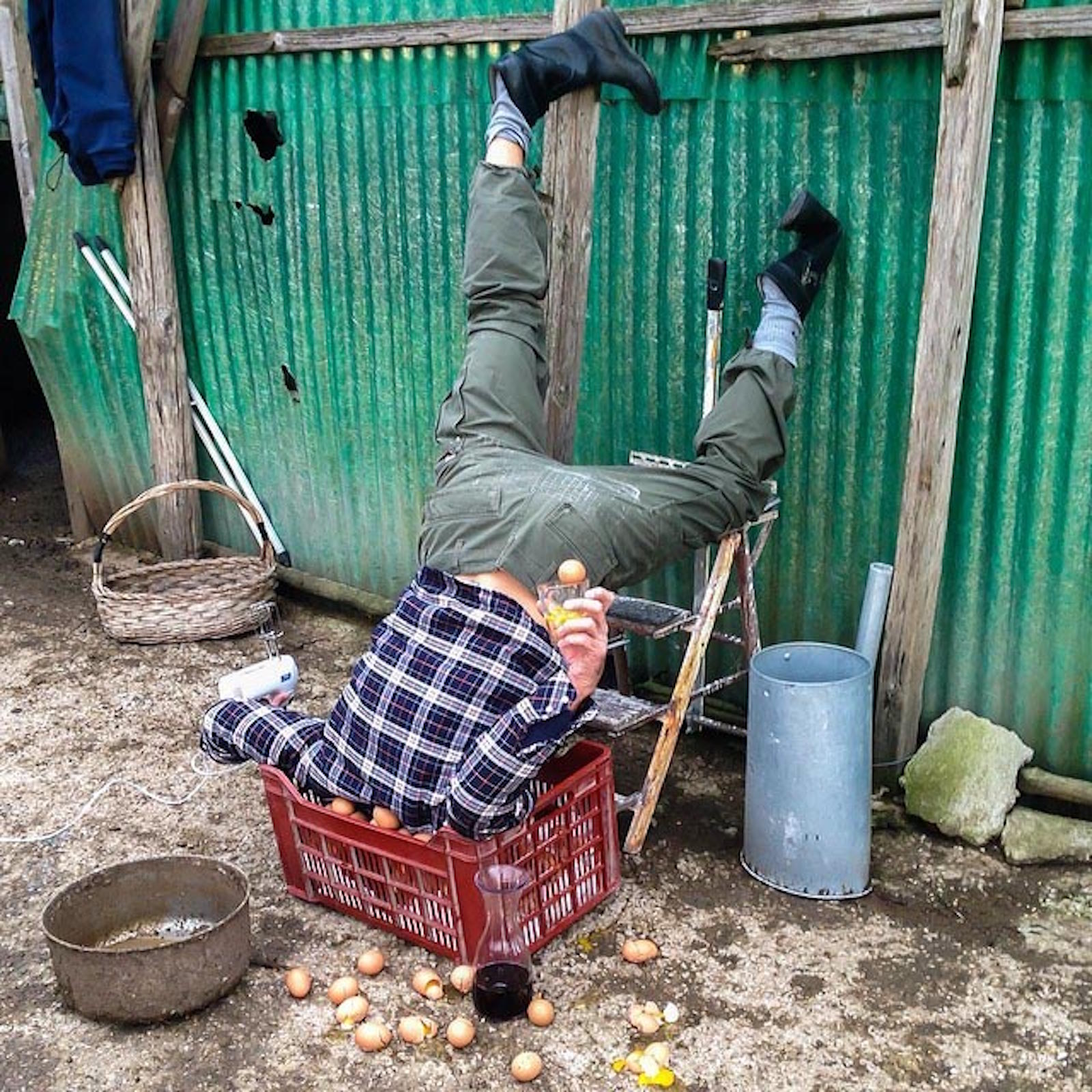 человек смешно падает