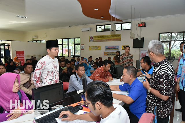 Bupati Trenggalek Tinjau Pelayanan Adminduk Jelang Lebaran