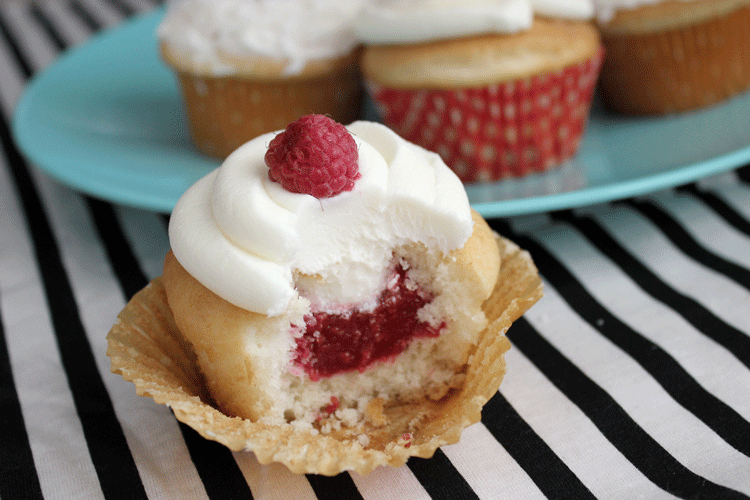 капкейки красный бархат украшение. капкейк красный бархат с кремом чиз. шоколадные капкейки с ягодным конфи. конфитюр для капкейков. украшение капкейков красный бархат.