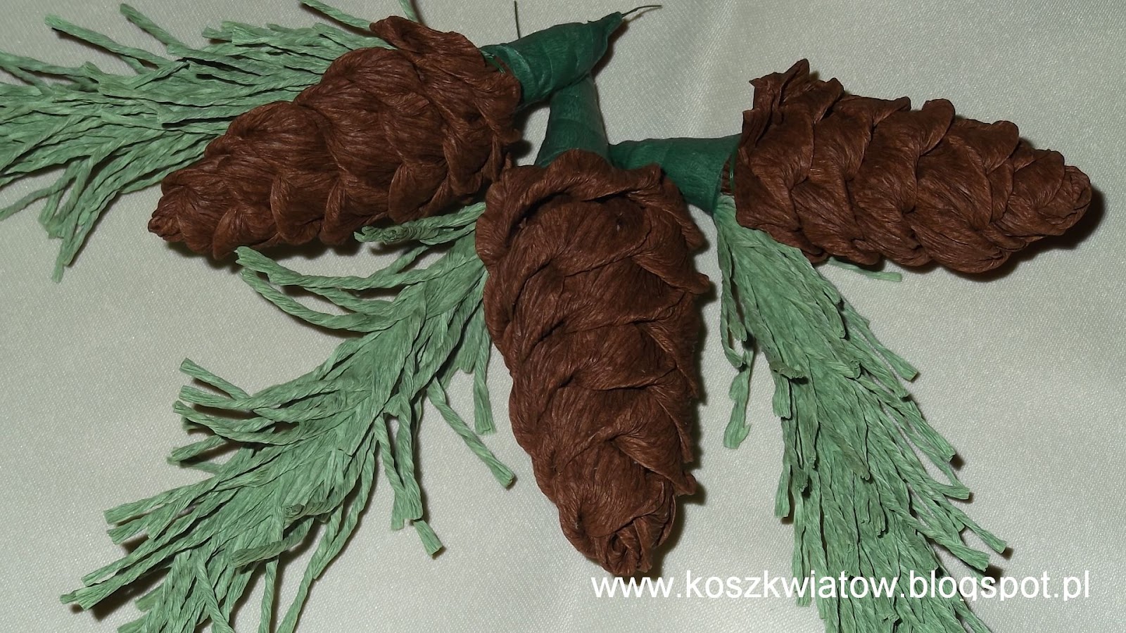 как сделать еловую шишку своими руками. поделки из гофрированной бумаги. еловые шишки из гофрированной бумаги. шишки из бумаги. еловая ветка из гофрированной бумаги.