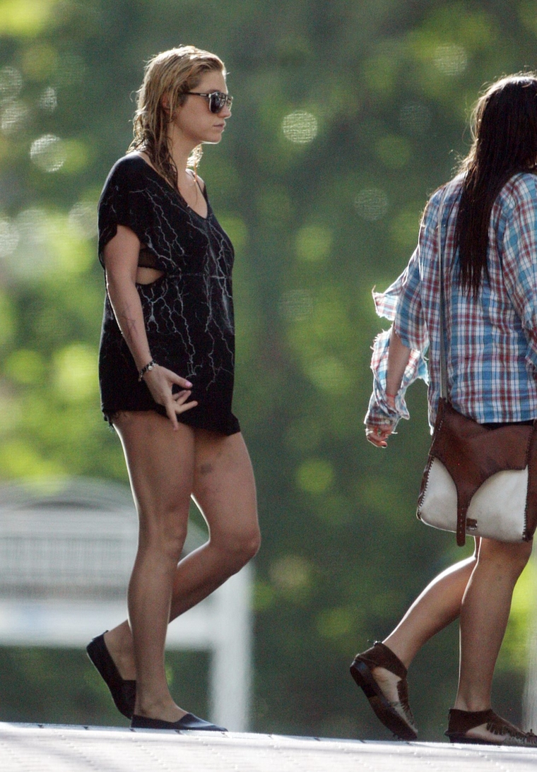 Kesha Hot Cleavage Candids in Western Australia Photos HQ PIXZ