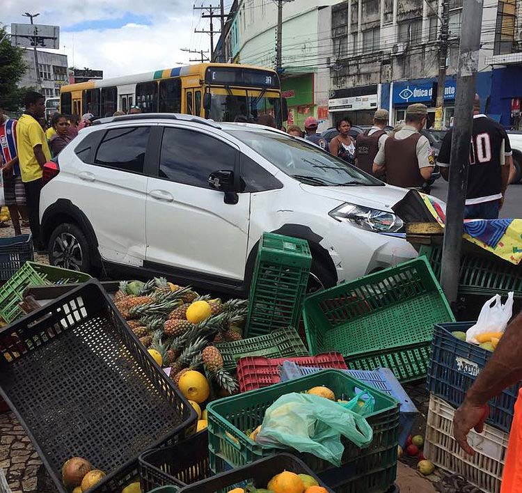 Médica atropela três pessoas em frente de estação de trem em Salvador