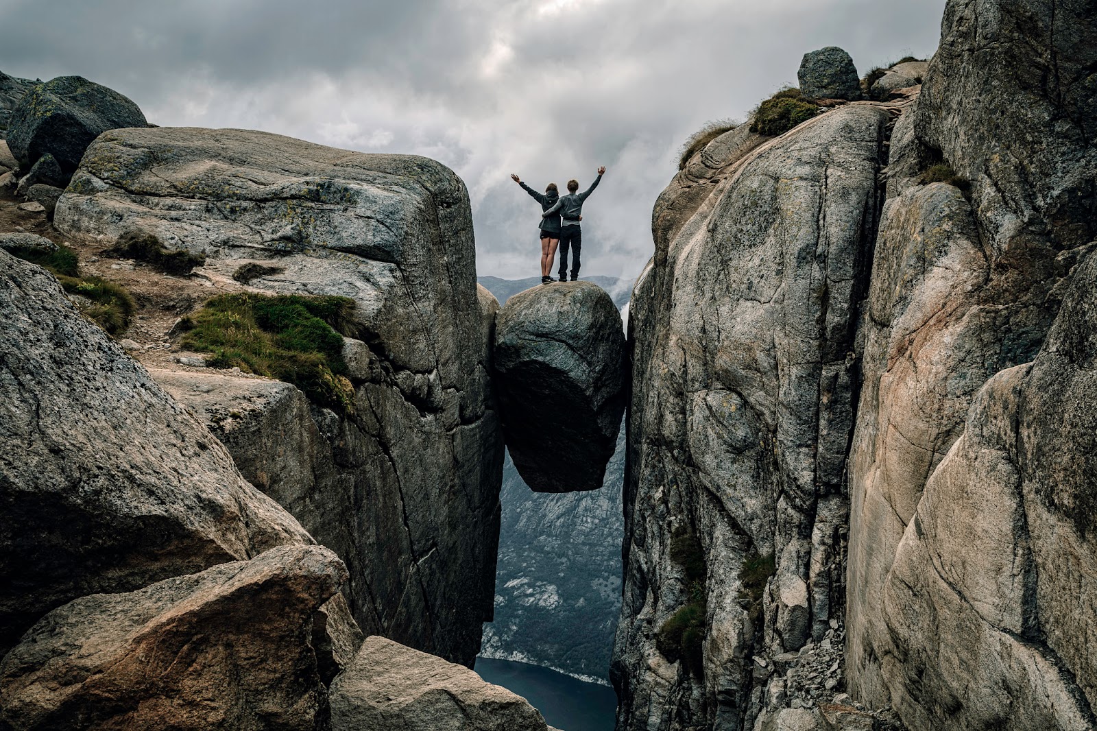 норвегия камень между скал. камень между гор. скала kjerag норвегия. камень между гор. кьерагболтен норвегия.
