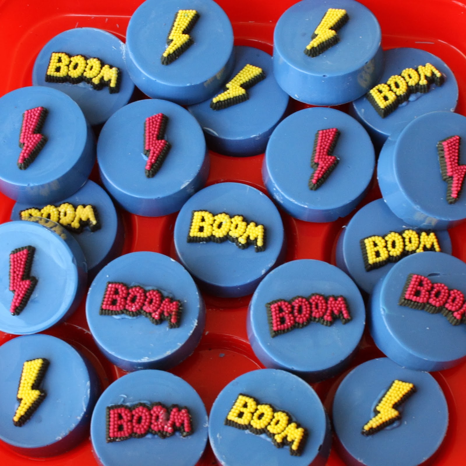 Kake: Superhero Chocolate Covered Oreos