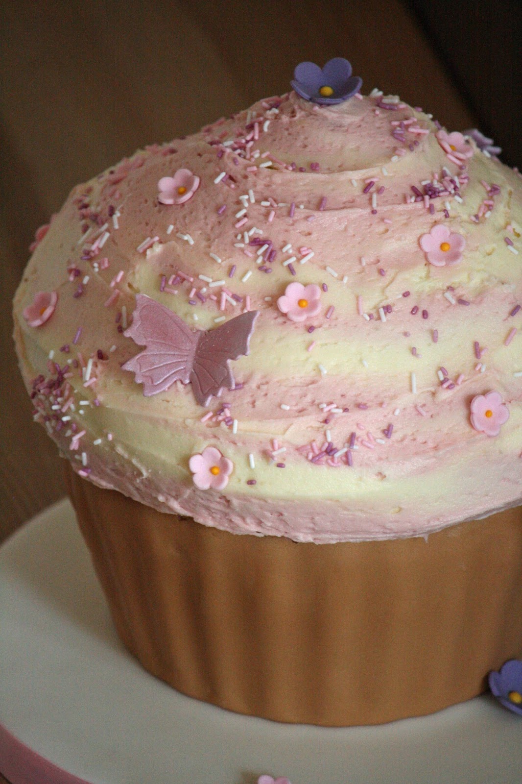 lauralovescakes&hellip; Giant Cupcake Cake