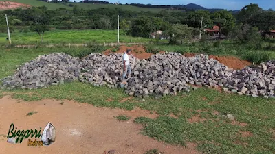 Bizzarri fazendo o que gosta, garimpando pedras na pedreira. Na foto procurando paralelepípedo usado que já foi tirado dos calçamentos de pedra nas ruas que foram executadas antigamente. Acho lindo esse paralelepípedo usado para fazer parede de pedra, revestimento com pedra, mureta de pedra, sendo esse paralelepípedo de granito cinza claro.