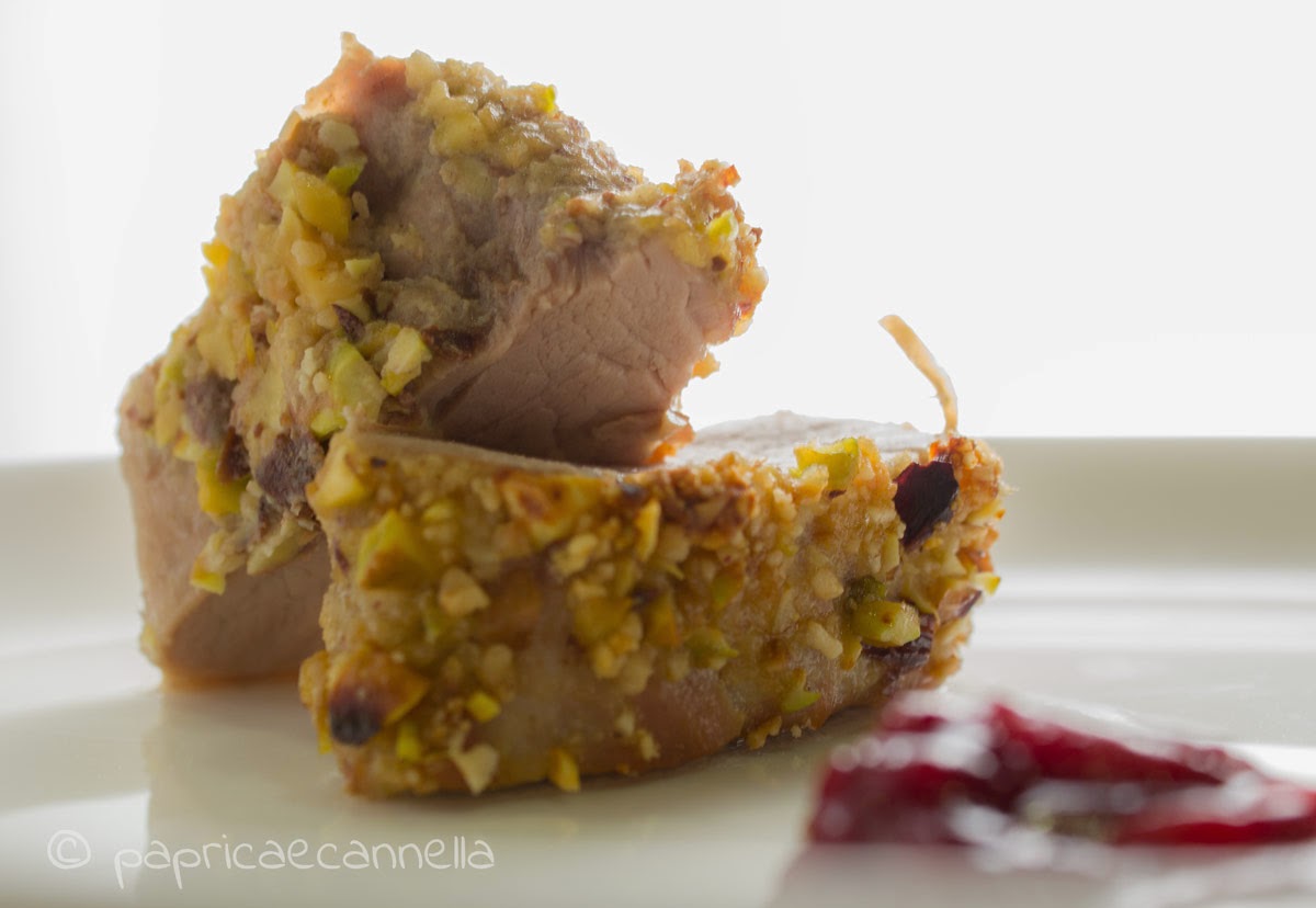 filetto di maiale in crosta di pistacchi e composta di ciliegie piccante