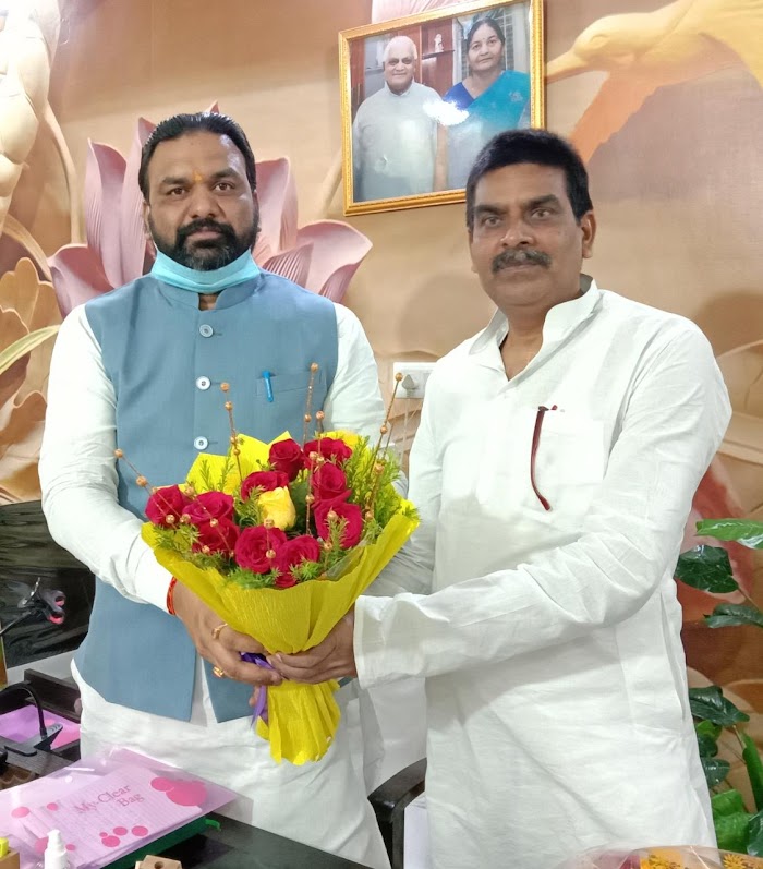 पुर्व मंत्री सम्राट चौधरी को बीजेपी से MLC उम्मीदवार बनने पर गुलदस्ता भेंट कर सनोज यादव ने दिया बधाई।
