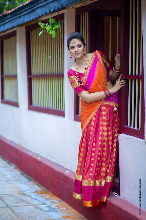 Anchor Sreemukhi in Pink Half Saree