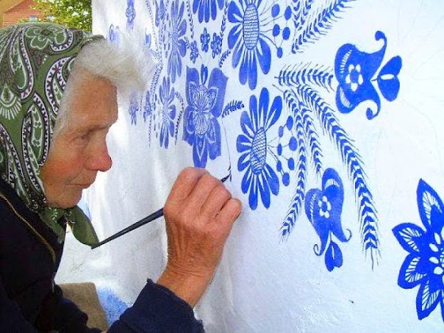 Vovó de 90 anos transforma as casas de sua cidade pintando-as com lindas flores