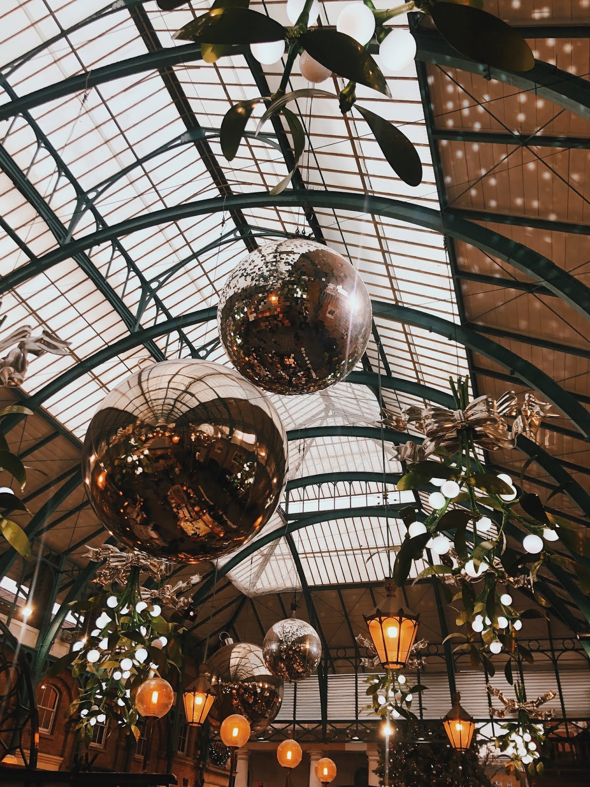 christmas in london, christmas decoration in london, christmas 2018, christmas decoration london 2018, indian blogger, london blogger, covent garden christmas decoration, christmas red, covent garden 2018, covent garden, 
