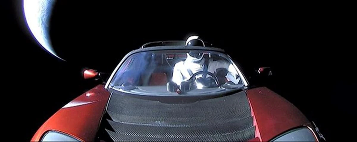 Foto do carro Tesla no espaço com o Starman segundo Elon Musk