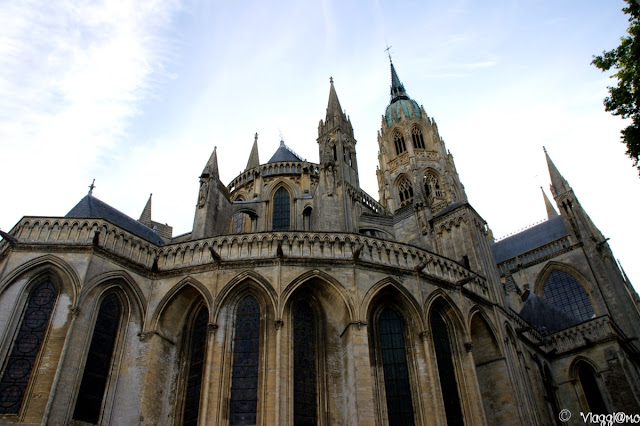 Vista dell'imponente Cattedrale di Bayeaux