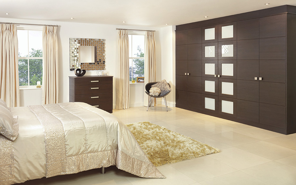 Cool Bedroom Wardrobe With Wooden Finishes
