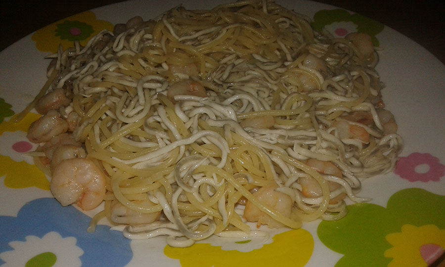 espaguetis con angulas sucedáneas y gambas