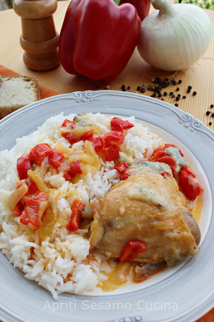 Un piatto unico di pollo ai peperoni e gorgonzola accompagnato da riso pilaf