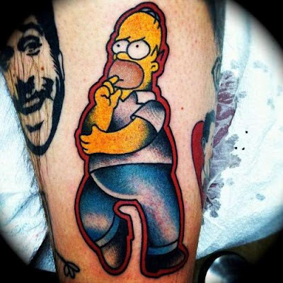 Tatuaje de Homero Simpson pensando