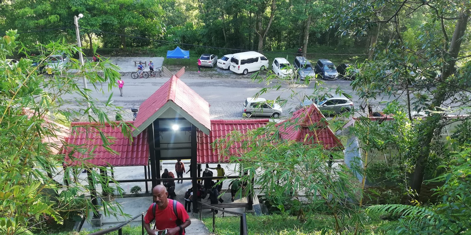 R U N N I N G Gunung Angsi, Negeri Sembilan The Crowded Peak