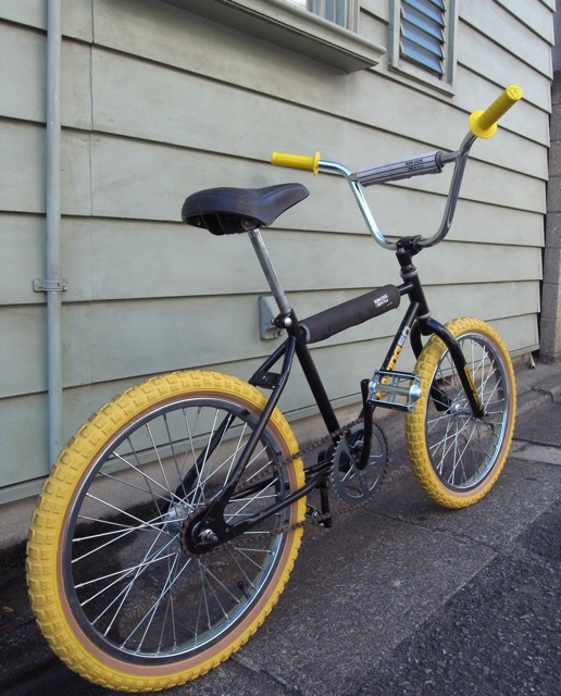 black and gold huffy bike