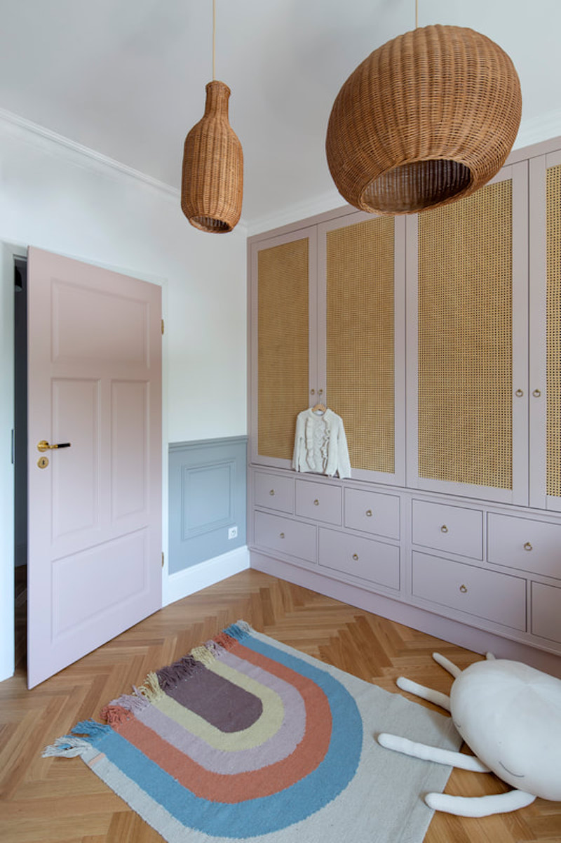 Cómo decorar con molduras y zócalos para sumar estilo a tu casa Dormitorio infantil con armario a medida y paredes con zócalos de escayola en otro color.