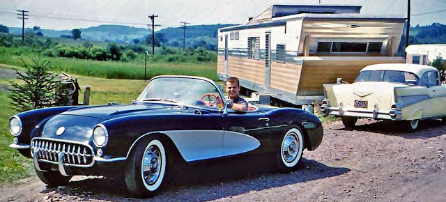 Américaines (photos d'époque) - Page 7 1950s-Corvette-and-Chevy-two-door-hardtop