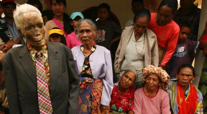 Indonesiaku: Tradisi Unik di Tana Toraja, Mayat berjalan