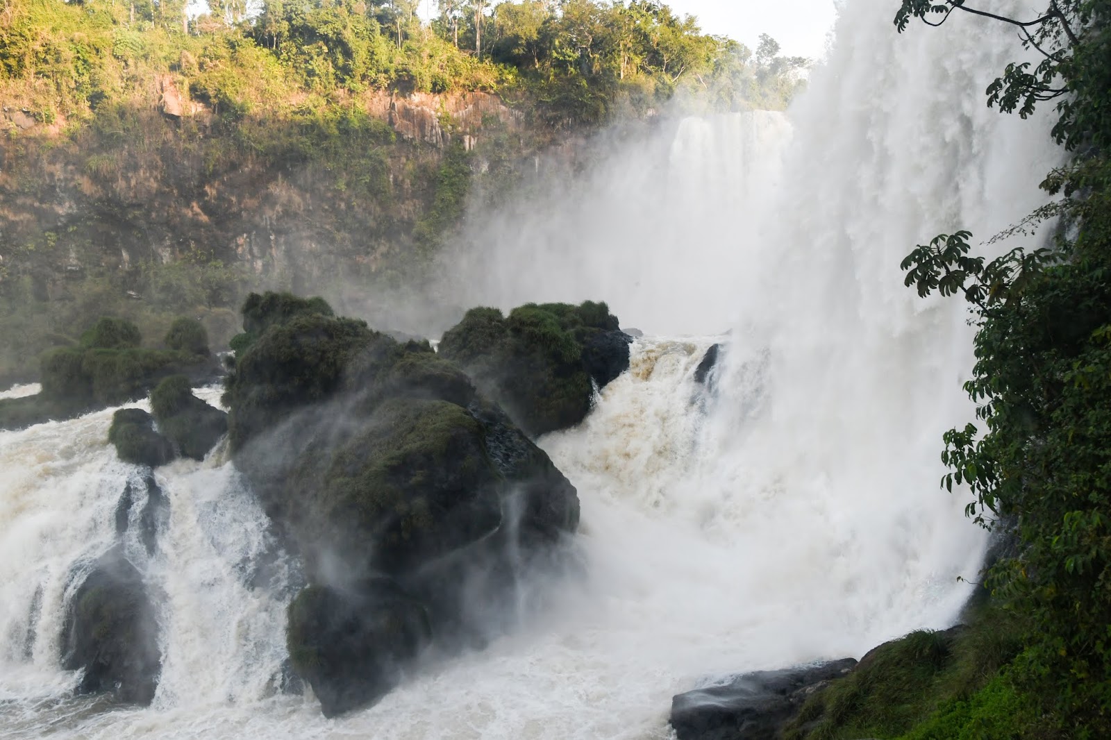 El atractivo turístico figura entre los mejores lugares del país. La prestigiosa revista española, Revista Viajar, sitúa a los Saltos Monday entre las nueve mejores atracciones turísticas del Paraguay. La publicación destaca el crecimiento del turismo en nuestro país «gracias a su naturaleza desbordante y al encanto de sus habitantes». La hidroeléctrica Itaipu también forma parte de la lista.