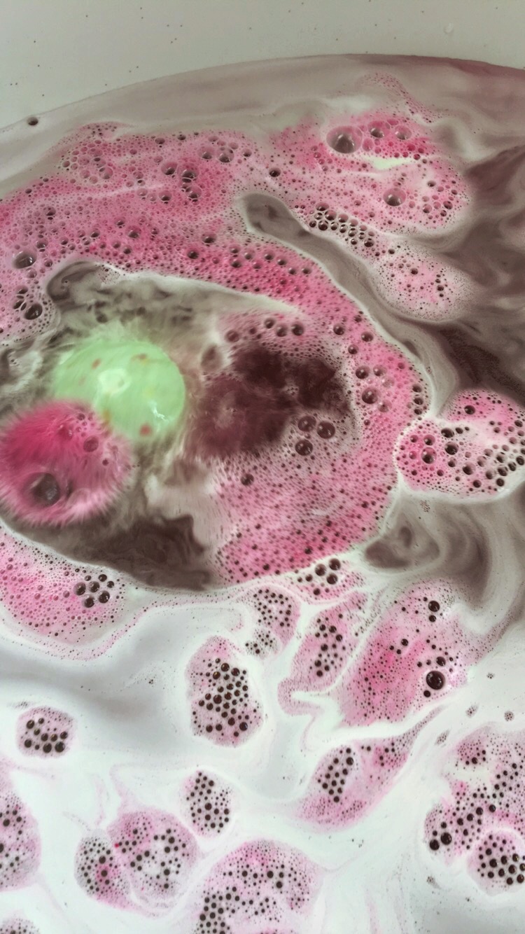 Lush Lord of Misrule Bath Bomb Review hanxmorris