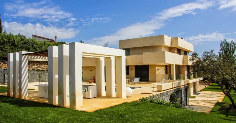 Una casa para relajarse en el campo con una cocina bañada de luz