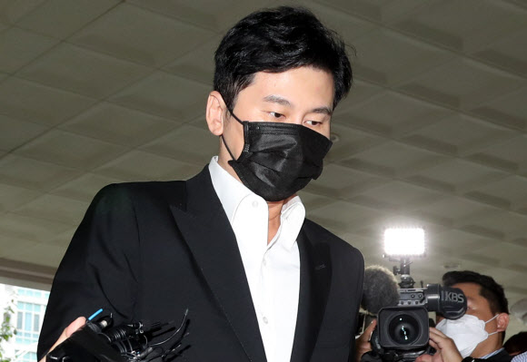 Yang Hyun Suk kumar oynadığı suçlamalarını kabul etti, uyuşturucu konusunda sessiz kaldı