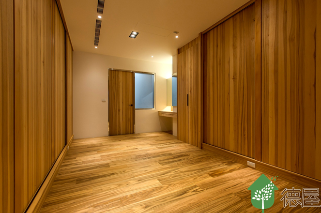 內外皆美的楊總裁家，運用天然木皮板與海島型實木地板打造，不僅呈現高質感與美感，更是住得健康、安心，家，就該如此內外兼具!