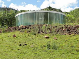 círculo de vidro no alto do morro em inhotim