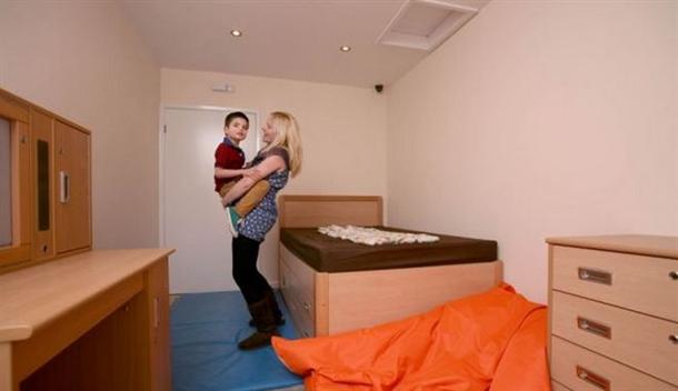 Αγoράκι με σπάνια ασθένεια τρώει το ίδιο του το…