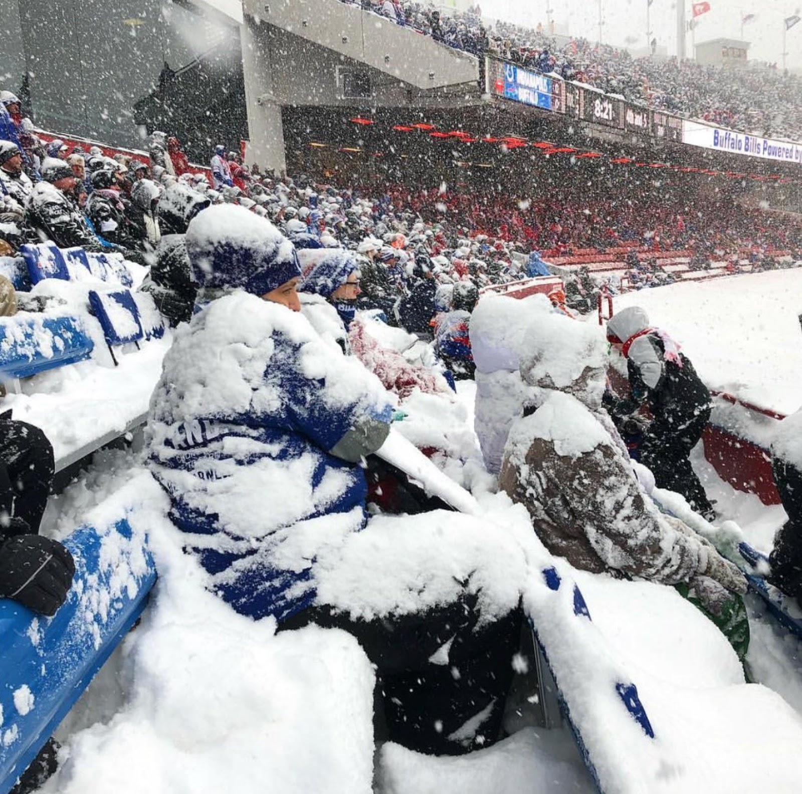 Суровый насколько. Стадион в снегу. Стадион зимой с болельщиками. Трибуны зимой. На трибунах зимой.