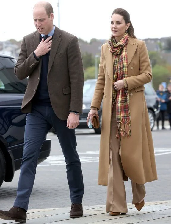 Kate Middleton wore a cashmere coat by Massimo Dutti with a jumper and wide-leg trousers. Hamilton and Inches earrings