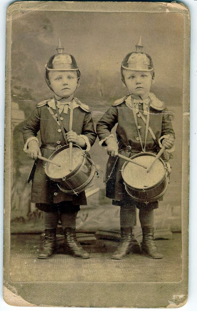 Fotografía post mortem de dos niños en el siglo XIX.  Pequeños bateristas en uniforme militar alemán.  Susan Geither.  Pinterest.