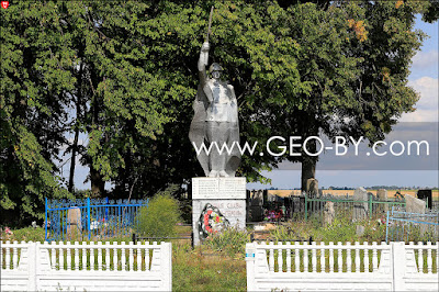 Памятник погибшим в войне на кладбище деревни Выгода