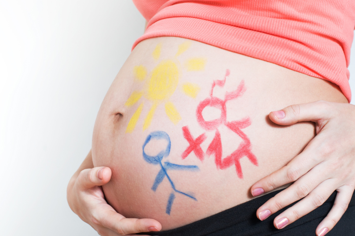 Creative twin pregnancy photo reveal ideas