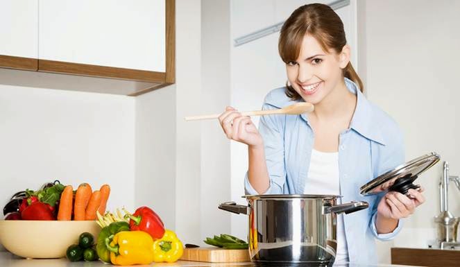 8 Kebiasaan Sehat Yang Bisa Dilakukan Dalam Satu Menit wanita memasak