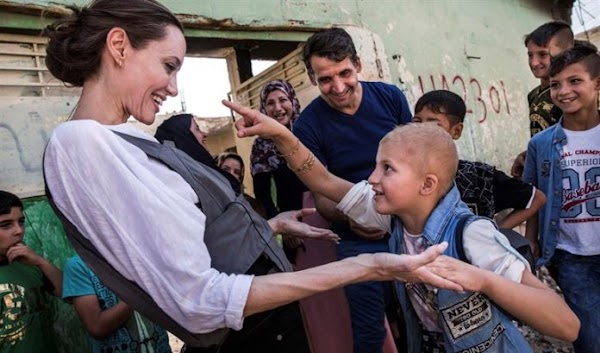 Angelina Jolie visitó mezquita en ruinas de Mosul