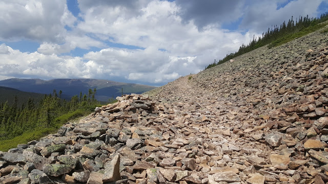 Sentier en direction du Hog's Back